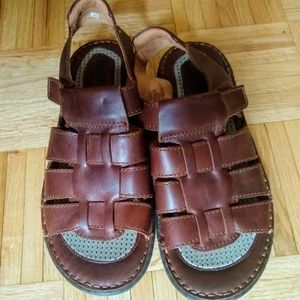 Born Men's sandals size 9 EUC